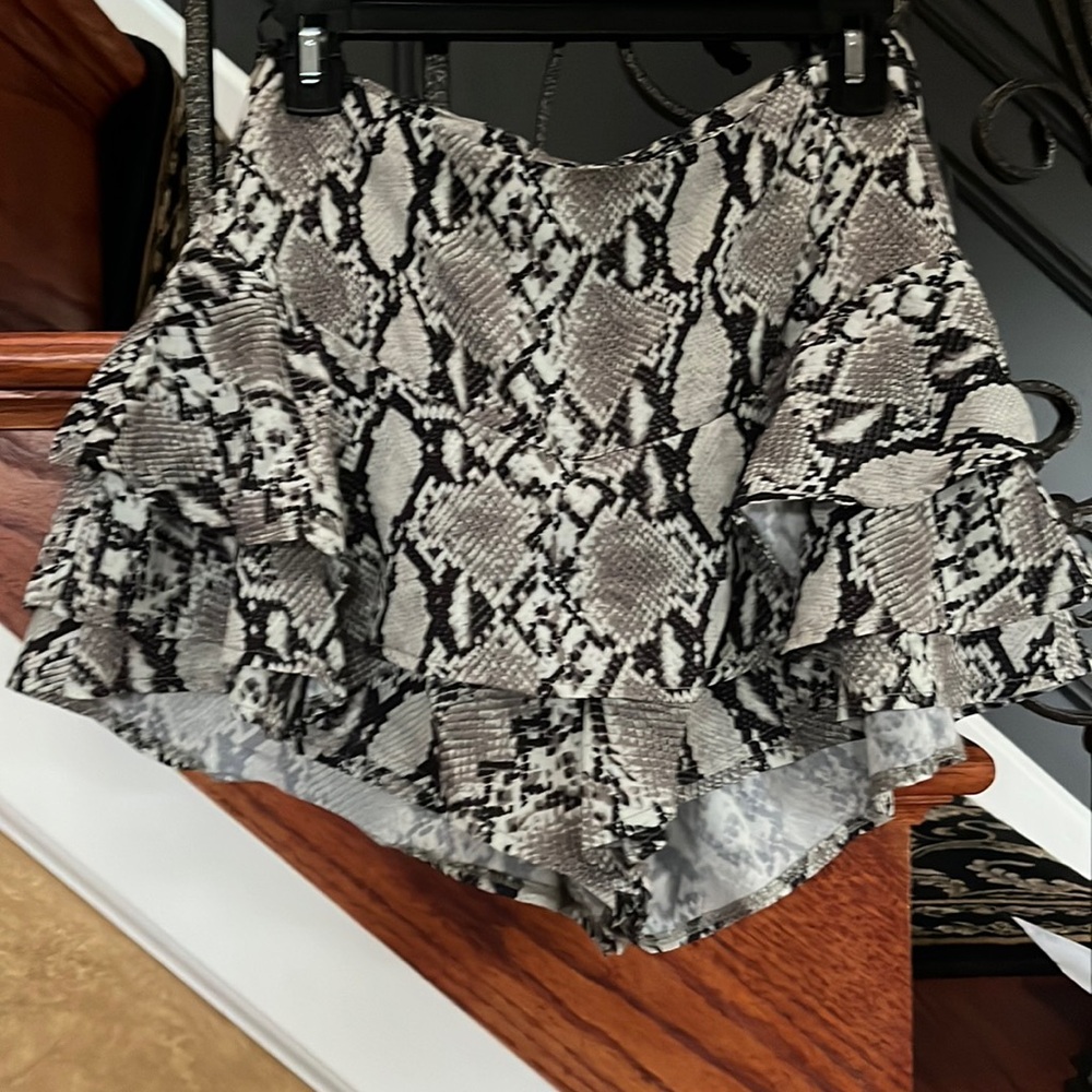 Misspap Black And Grey Sexy Snake Print Side Zip Entry Ruffle Mini Skort Size 6